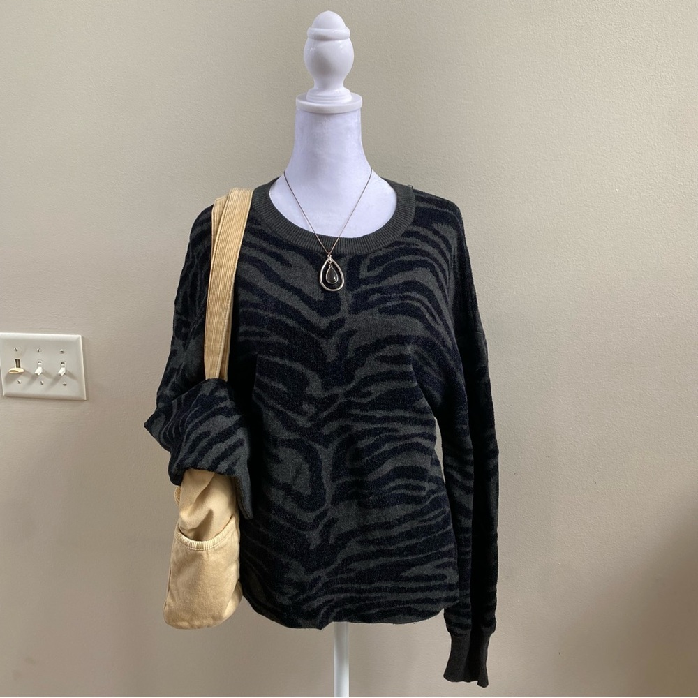 John + Jenn Black & Gray Animal Print Pullover Sweater
